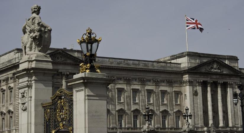 Brutális videó a Buckingham-palotától: óriási durranás, lecsaptak a fegyveres rendőrök