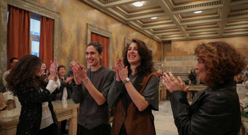 Athén polgármestere adta össze az első görög leszbikus párok egyikét