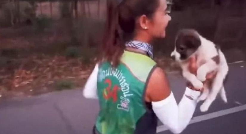 Megmentette a kiskutyát a maratoni futónő