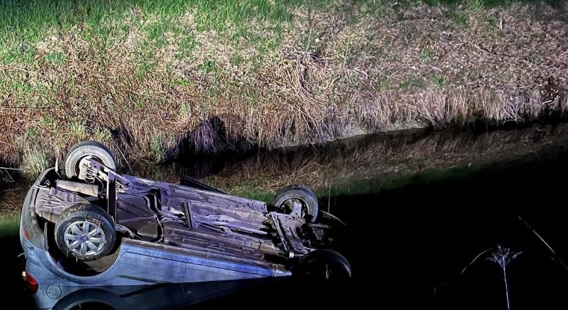 Fejjel lefelé kötött ki a csatornában egy autó Dömsödön, a sofőrje eltűnt - képek