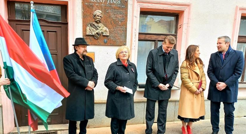 Új Arany János-emléktáblát avattak Karlovy Varyban