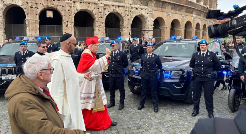 Erdő Péter autókat áldott meg Rómában, a járművek dudálással köszönték meg
