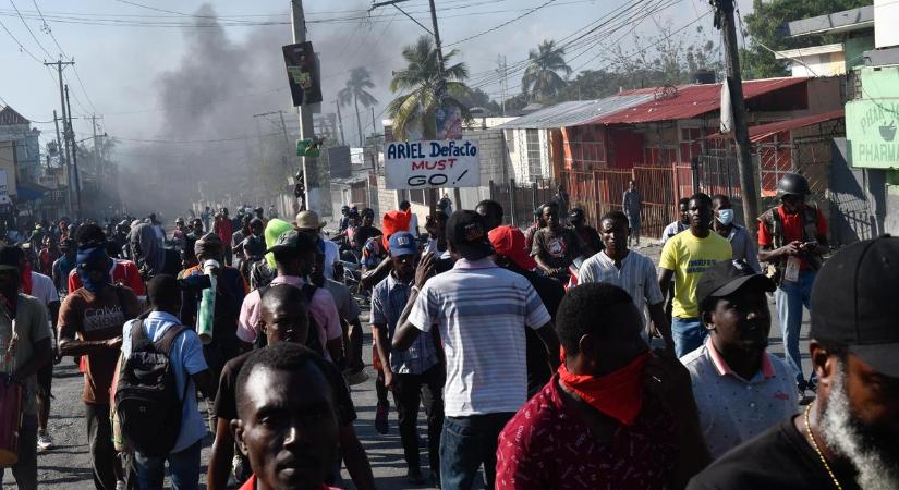 Apokaliptikus állapotok Haitin: helikopterekkel menekítették ki az amerikai nagykövetség dolgozóit a pokoli erőszak sújtotta országból