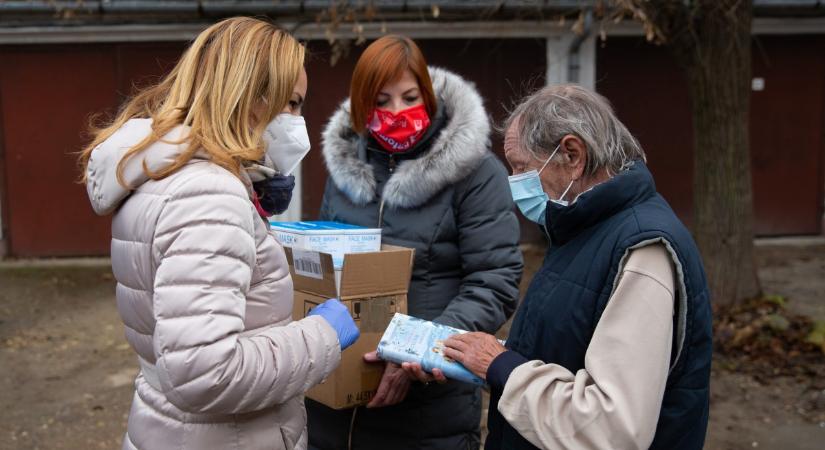 Fertőtlenítőszereket, maszkokat, karácsonyi ajándékokat vittek a debreceni a hajléktalanoknak