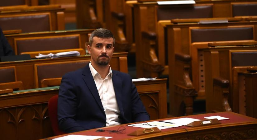 A Fidesz-KDNP megszavazta Jakab Péter 4,4 millió forintos rekordbírságát, majd elvették tőle a szót, amikor Tiborczról kezdett beszélni