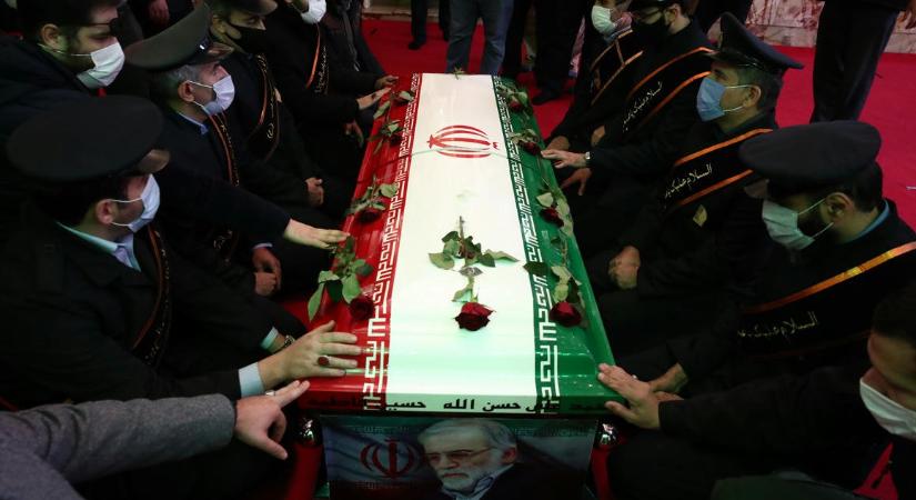Irán szerint távolról irányított fegyverrel ölték meg a legnagyobb atomfizikusukat