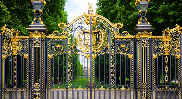 Elmekórtani felügyelet alá helyezték a Buckingham-palota kapujába hajtó autóst