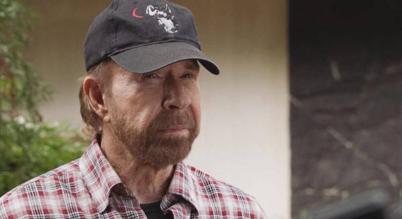 A 84 éves Chuck Norris szétpüfölt egy bokszzsákot, hogy megköszönje követőinek a születésnapi jókívánságokat