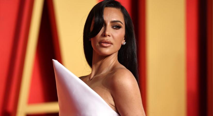 Hajtogatott szalvéta, önvédelmi eszköz – Kim Kardashian Oscar-partis ruhája nem nyűgözte le a netezőket
