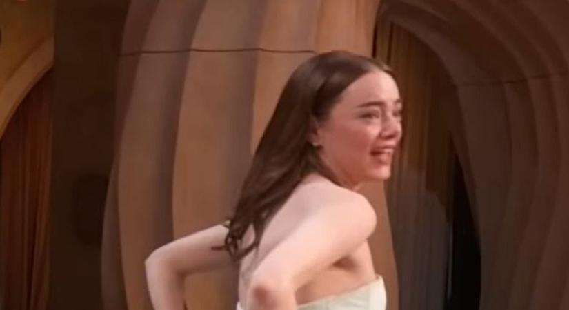 Emma Stone szakadt ruhában vette át a díját az Oscar-gálán - képek, videó
