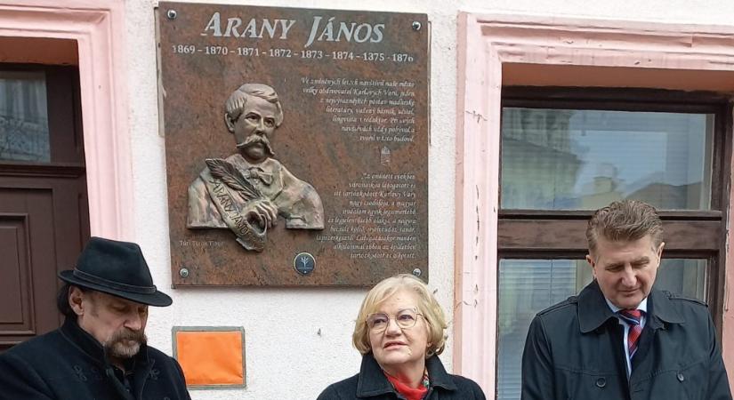 Szörnyű Arany János-emléktáblát avatott Karlovy Varyban Szili Katalin