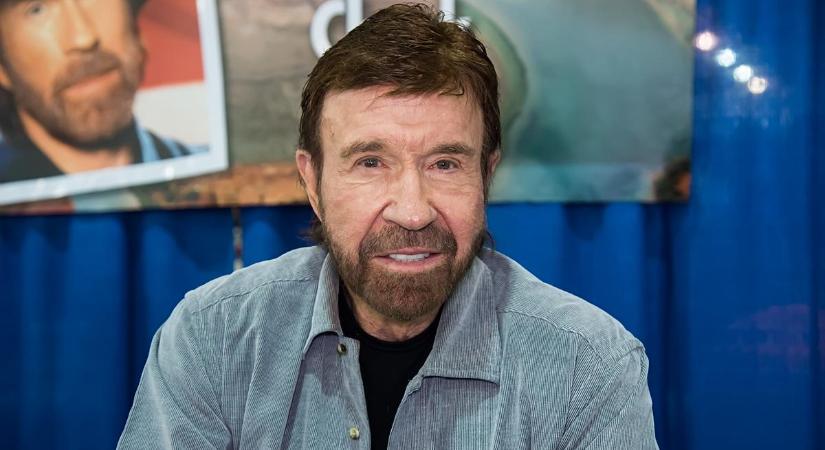 „Nem Chuck Norris lett 84 éves, a 84 év lett Chuck Norris” – bokszzsákot gyepál legújabb videóján az örökifjú színészlegenda