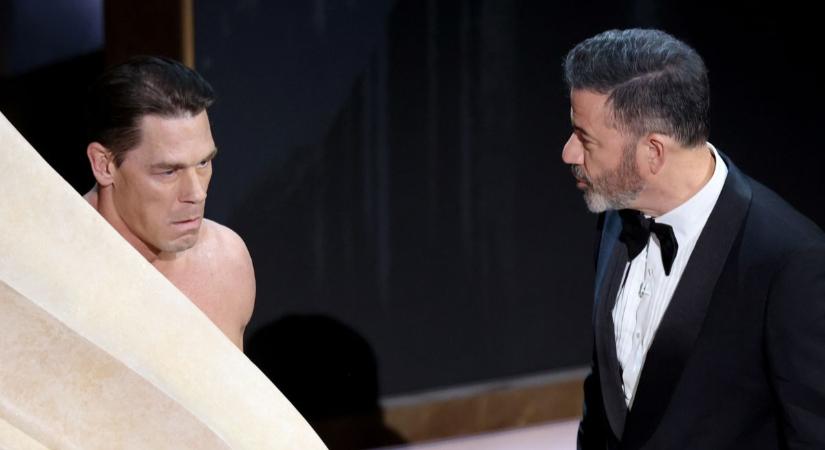 John Cena meztelenül adta át a legjobb jelmeztervezőnek járó Oscar-díjat (frissítve: egy stábfotó leleplezte, hogy azért volt óvintézkedés)