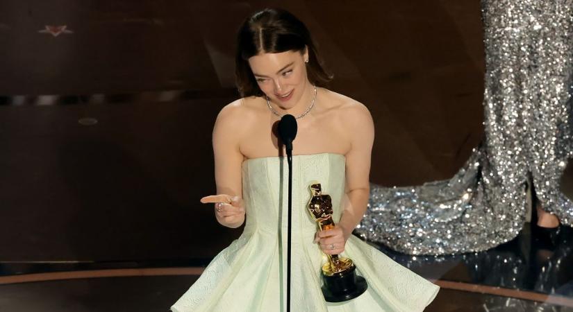 Emma Stone ruhája megadta magát pont az Oscar-szobor átvétele előtt