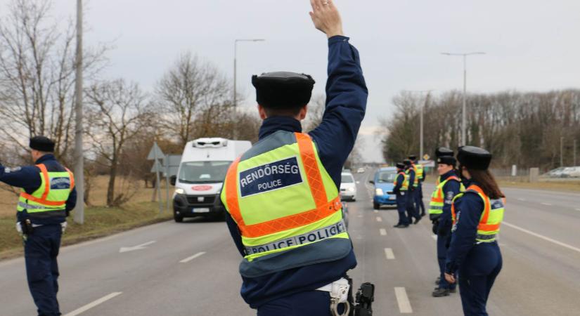 Nagy razzia indult a hazai utakon, bárkit megállíthatnak a rendőrök