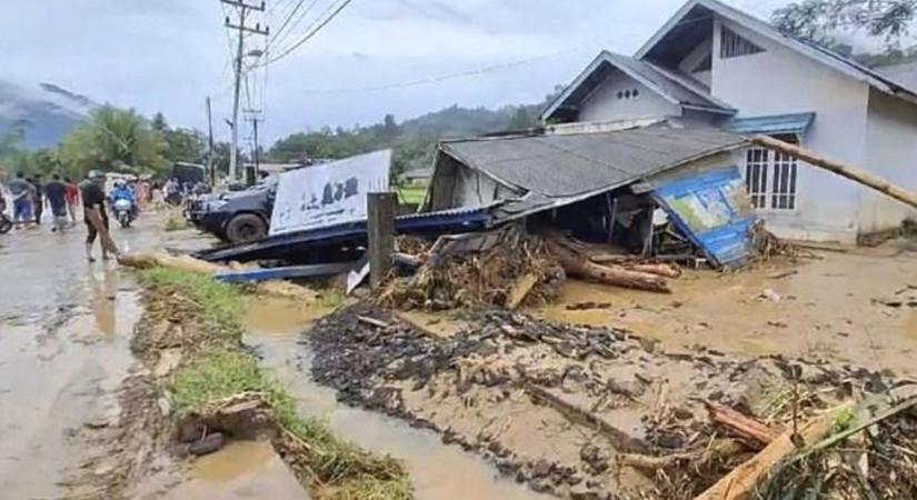 26 ember meghalt a Szumátrán tomboló áradások és földcsuszamlások során