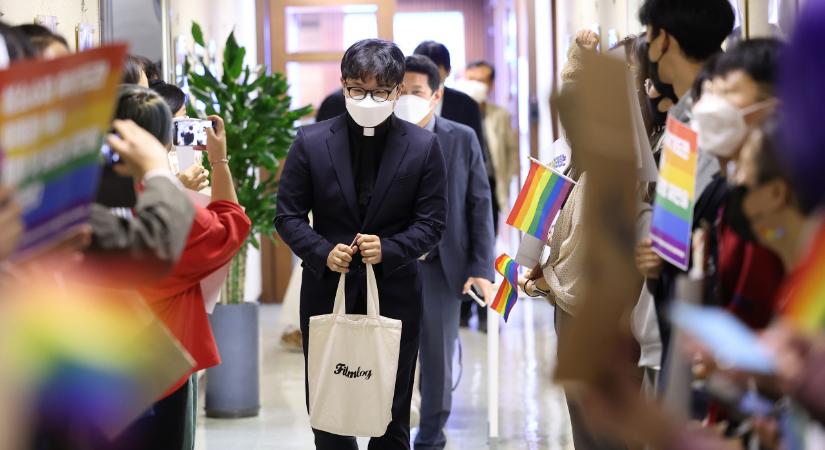 Tovább harcol az egyházból kizárt koreai pap, aki imádkozott a melegekért