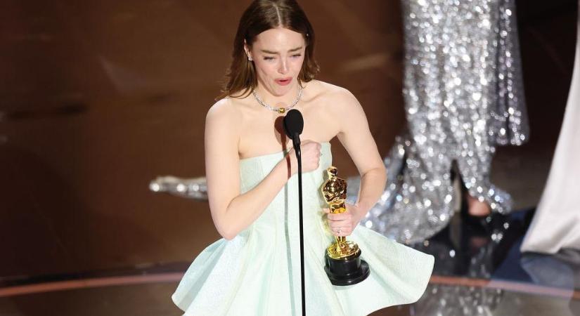 Hatalmas baki: Emma Stone ruhája eltört, miközben átvette az Oscar-díját