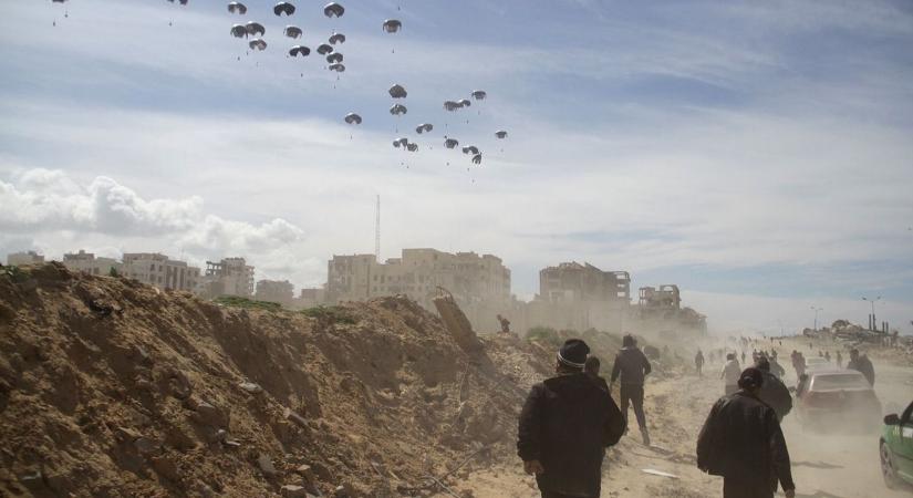Légisegély: Marokkó ejtőernyős szállítmányokat dob le Gázába