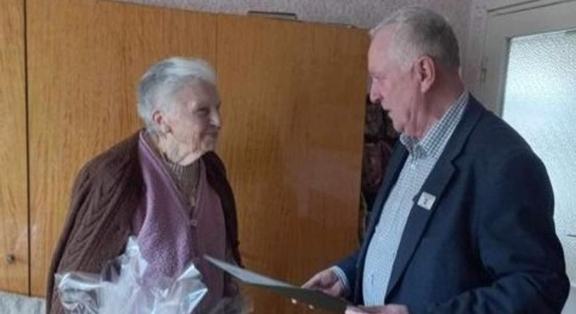 A 90 éves Terike nénit köszöntötték Mezőberényben