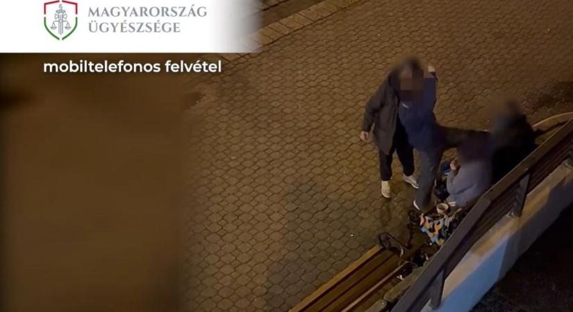 Videón a részeges verekedés: mankóval torolta meg a fejberúgást a férfi