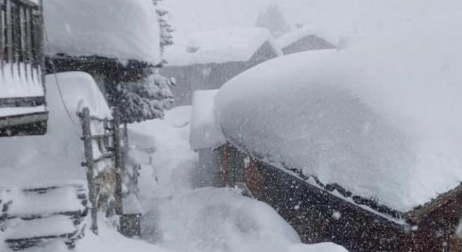 2 méteres hófalakat emelt a hétvégi havazás az olasz Alpokban