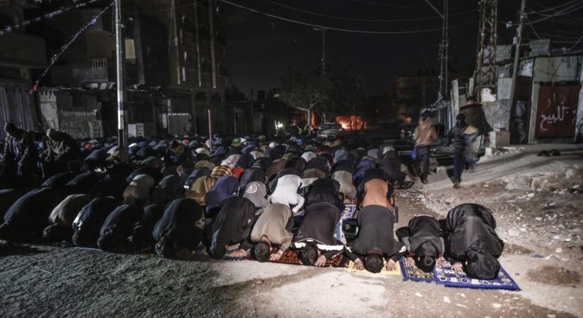 Összecsapások az al-Aksza mecsetnél, mert Izrael korlátozza az imádkozók bejutását