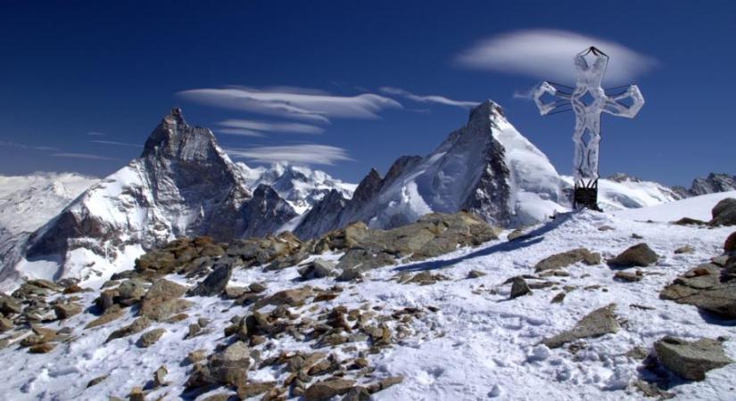 Holtan találtak öt síelőre a svájci Alpokban, hatodik társukat továbbra is keresik