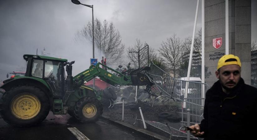 Elszántak a gazdák - most a bordeaux-i regionális tanácsot temették trágya alá