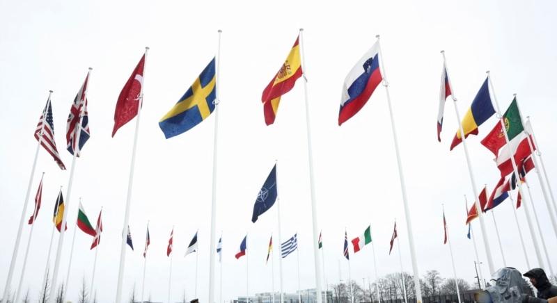 Felvonták a svéd zászlót a NATO brüsszeli központjánál