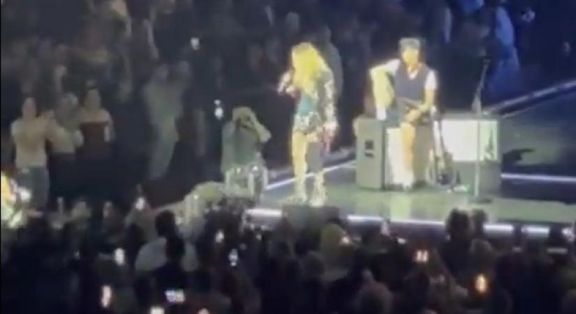 Madonna számonkérte egy kerekesszékes rajongóját, hogy miért nem áll fel a koncertjén