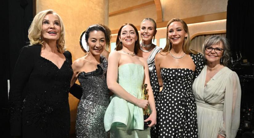 Hatalmas esés az Oscar-gálán: a vörös szőnyegen bukott fel egy színésznő, imádtuk a reakcióját