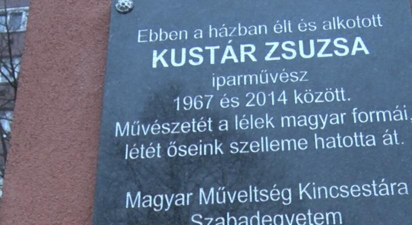 Kustár Zsuzsa iparművész emlékét márványtábla is őrzi a Bartók utcában