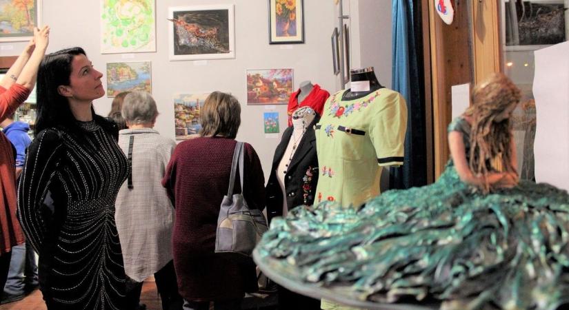 Huszonkét nő, száz alkotás: nőnapi kiállítás nyílt Szabadszálláson – galériával