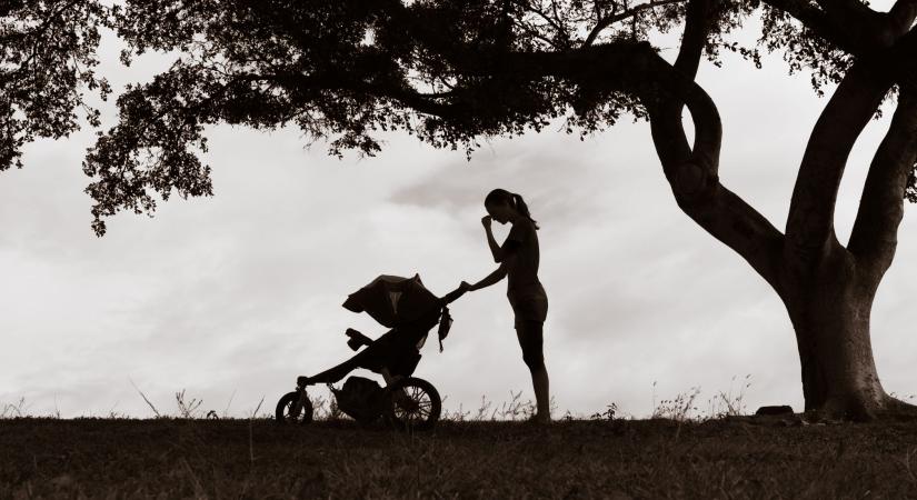 Elhitették a nőkkel, hogy az anyaságban csak az nem boldog, aki szarul csinálja – megjelent Murinai Angéla új könyve