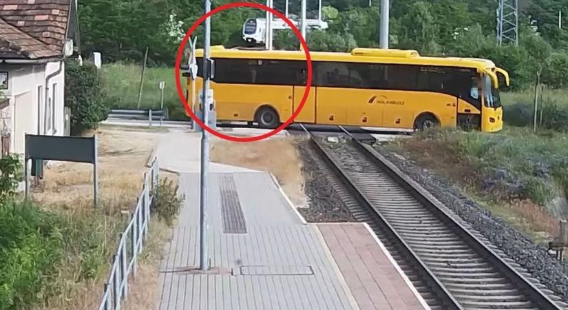 Tilos jelzésnél a vasúti sínekre hajtott a buszsofőr, felháborodott, hogy megbüntették