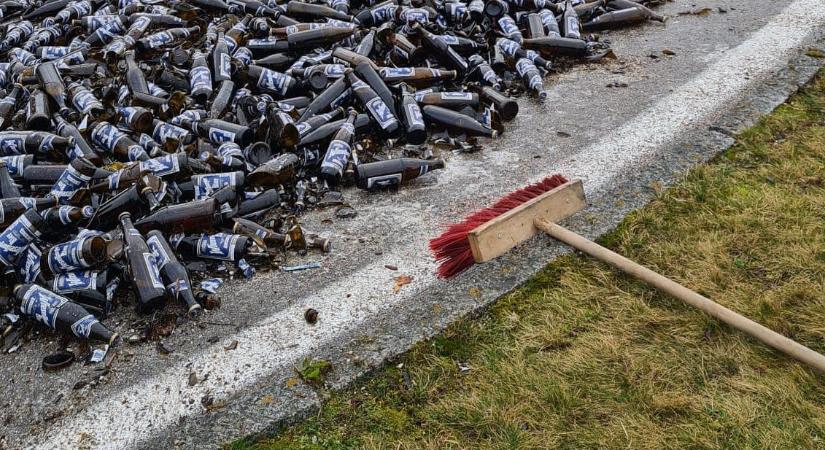 Sörbaleset: traktor sietett az útra borult sör-rakomány eltakarítására