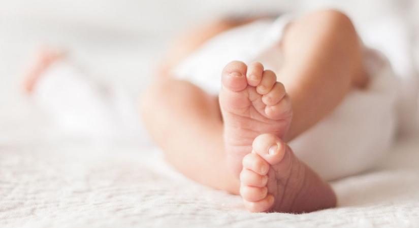 Koraszülött babát hagytak a szolnoki kórház inkubátorában (videó)