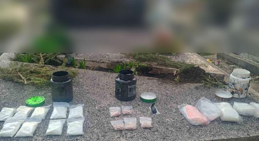 Temetői drogdepó: apja sírjában rejtegette a kábítószert egy magyar díler és az anyja – fotók, videó