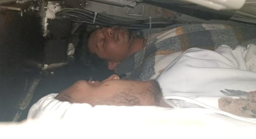 Vaskoporsóban vitt két bangladesi férfit egy román sofőr az M1-esen