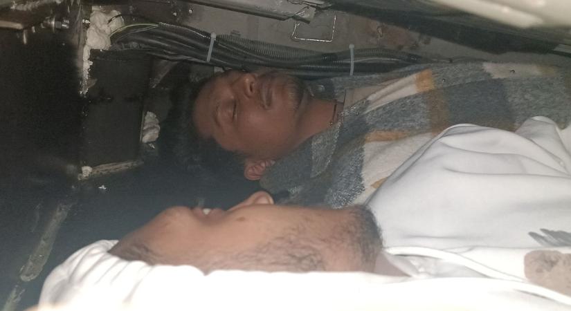 Két bangladesi migránst találtak egy autó alvázában elbújva az M1-esen