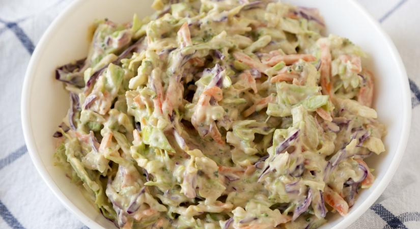 Roppanós brokkolisaláta krémes öntettel: a coleslaw után szabadon