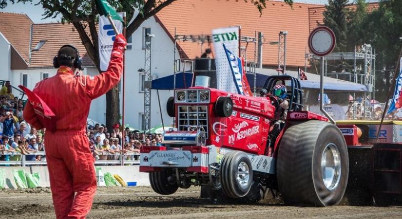 Talajkárosító hatásuk miatt betilthatják a traktorhúzó versenyeket Svájcban