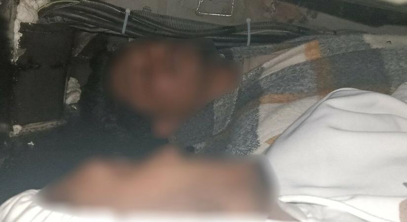 Két bangladesi férfit találtak egy autó alvázában az M1-esen