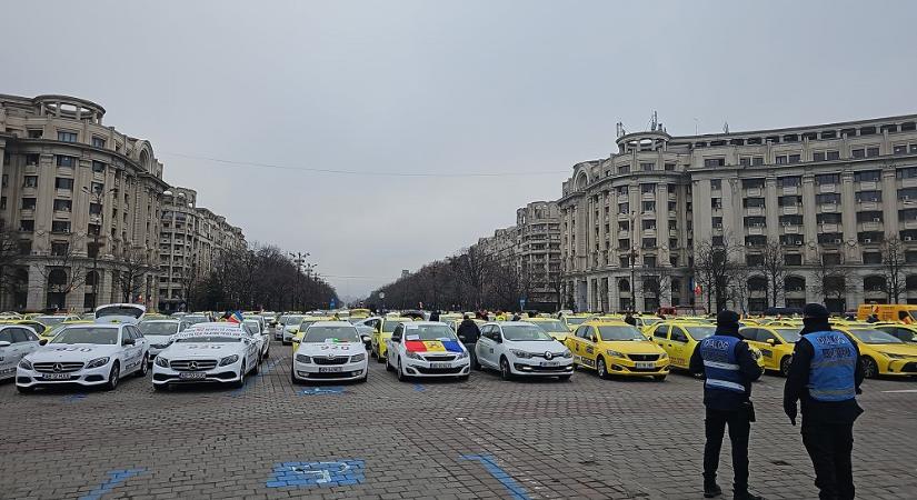 Tovább tüntetnek a taxisok – az alternatív személyszállítás megadózását követelik