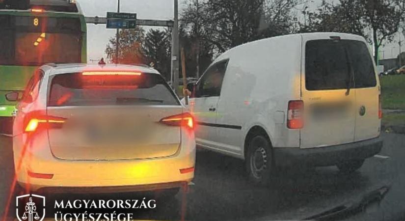 Bottal fenyegetőzött egy autós Pécsen