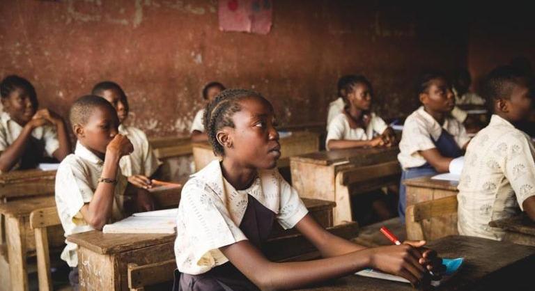 Csaknem háromszáz általános iskolás diákot raboltak el Észak-Nigériában