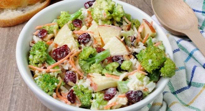 Brokkolis saláta – könnyű, diétás, egytálételnek is remek