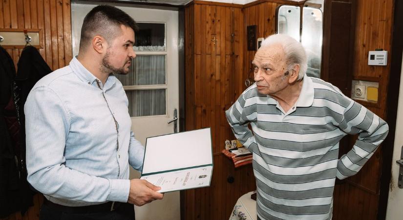 A 95 éves Laci bácsit köszöntötték Csepregen