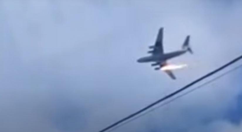 Lángoló hajtóművel csapódott a földbe egy orosz katonai repülő